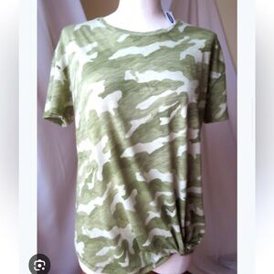 2/30 Old Navy Green Camo Short Sleeve Tee maternity size small